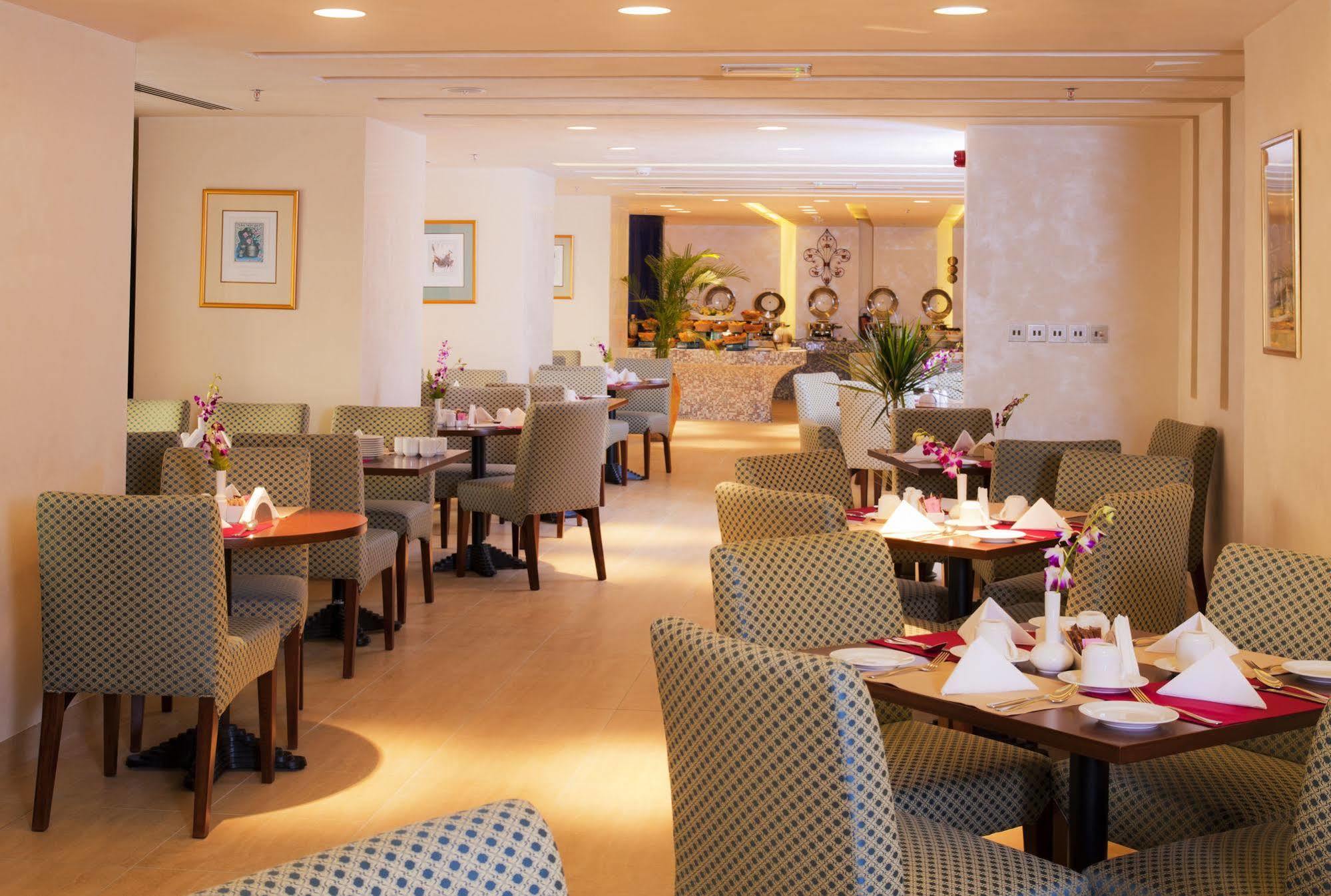 City Seasons Al Hamra Hotel Абу-Даби Ресторан фото